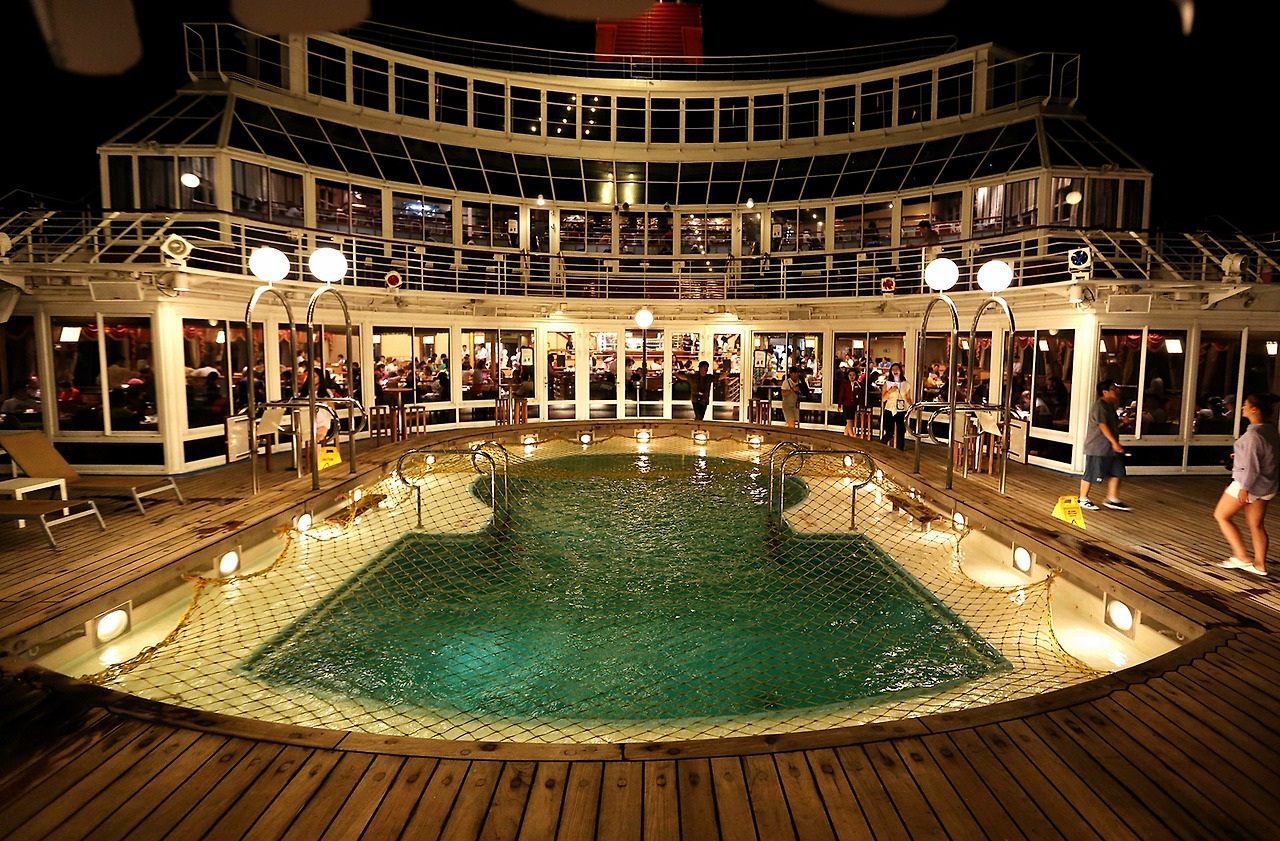 크루즈 수영장.jpg