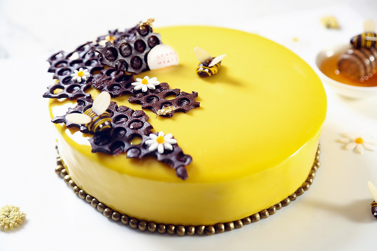 Grand Hyatt Taipei - Honey Bee Cake.jpg