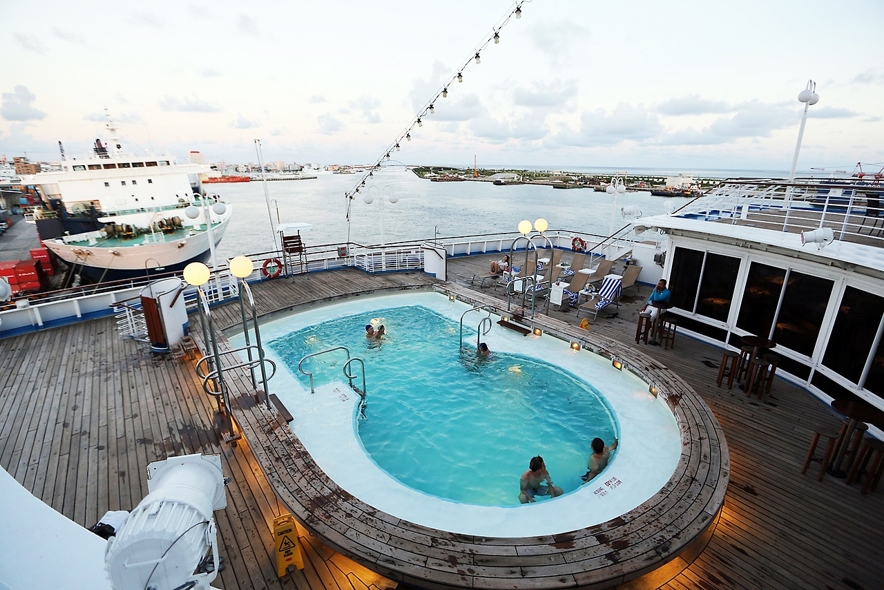 크루즈 수영장2.jpg