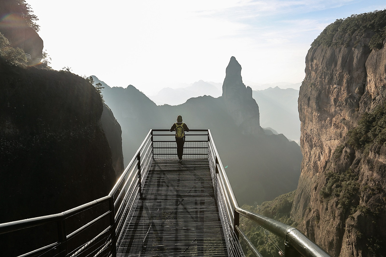 신선거_관음봉과 관광객 (메인1)4557.jpg