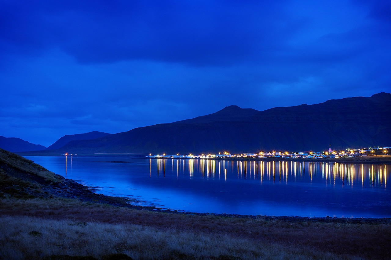 그룬다피요르드 마을전경.jpg