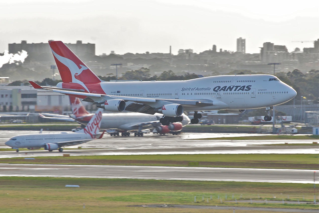 QantasB747_(Wikipedia).jpg