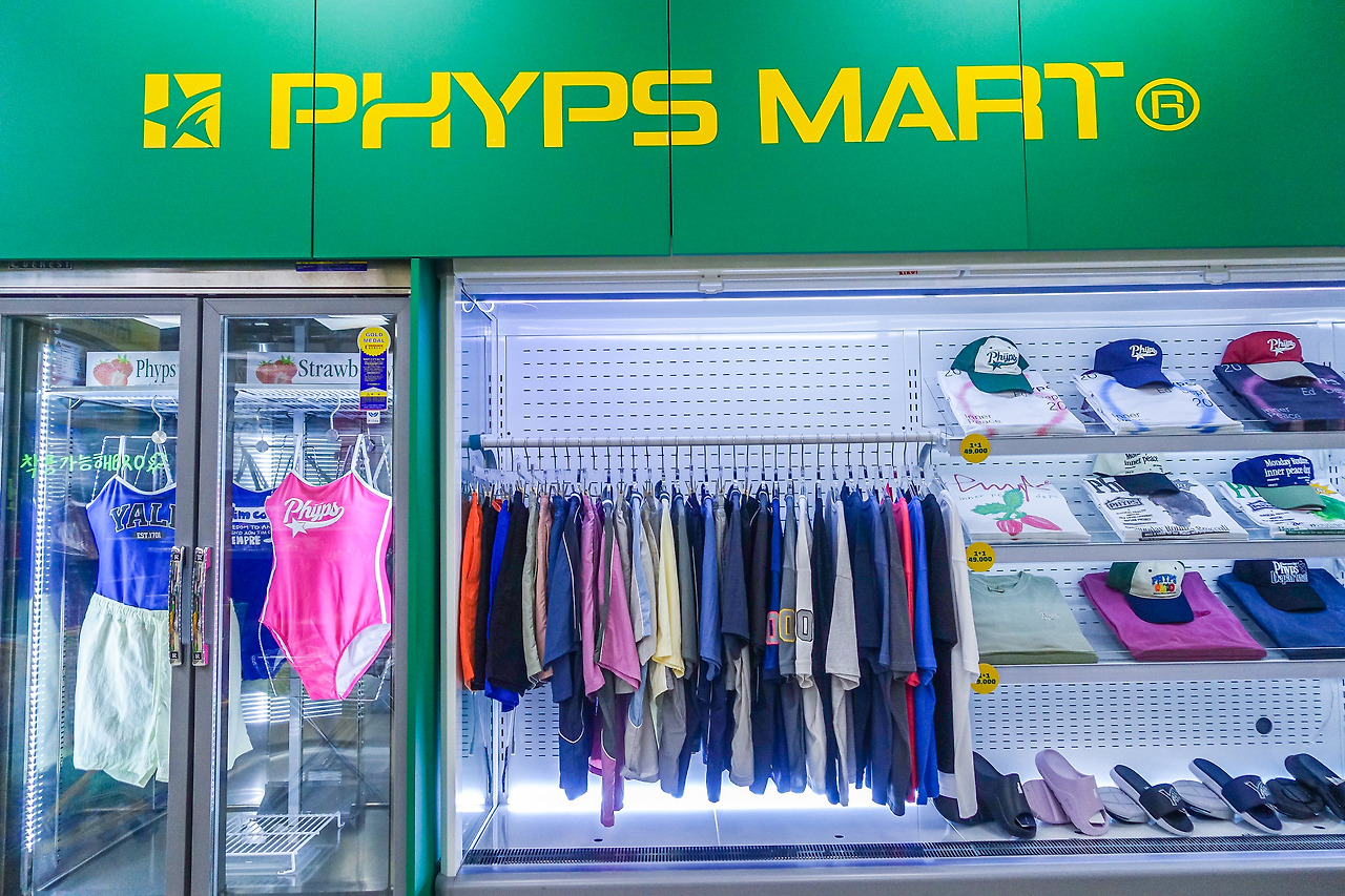 PHYPS MART_냉장고에 진열된 각종 옷들.jpg