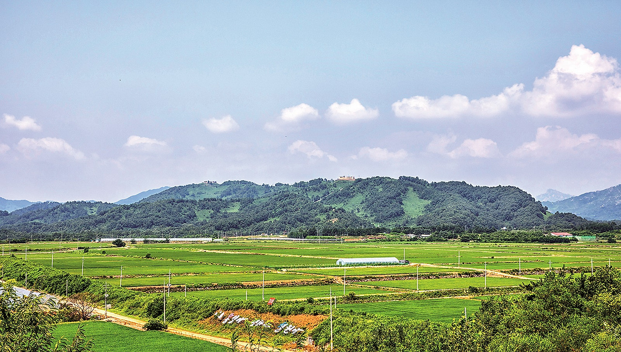 백마고지 기념관 전망대에서 보이는 백마고지.jpg