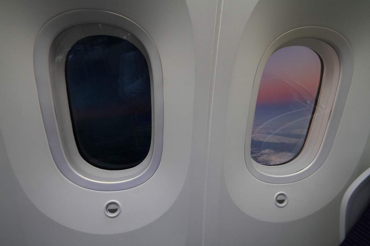 B787_TintedWindow_(Wikimedia)_Large.jpg