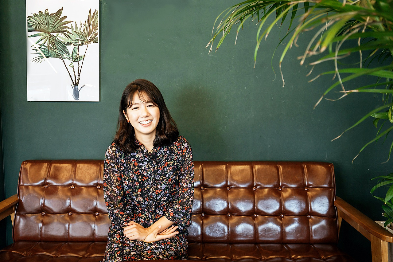 코스타터뷰 뒤에 액자 있는거.jpg