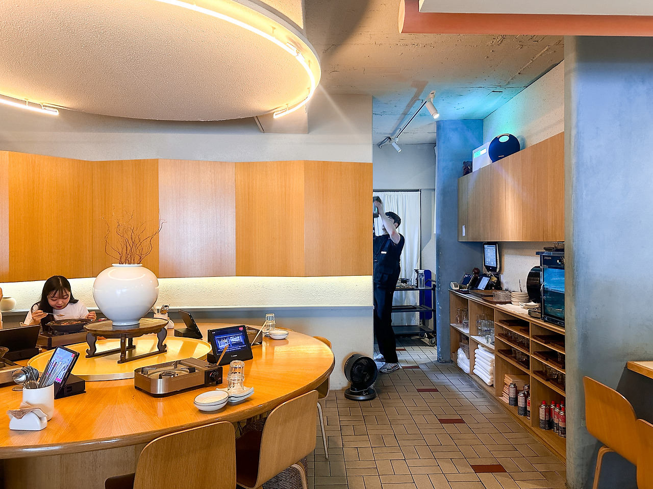 연해장_세련되고 깔끔한 내부.jpg