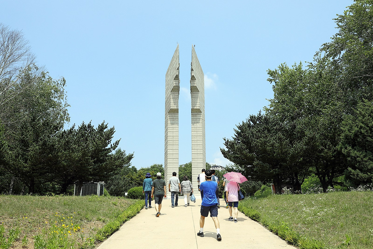 사람이 두손을 모아 기도하는 모습을 형상화한 백마고지 전적비.jpg