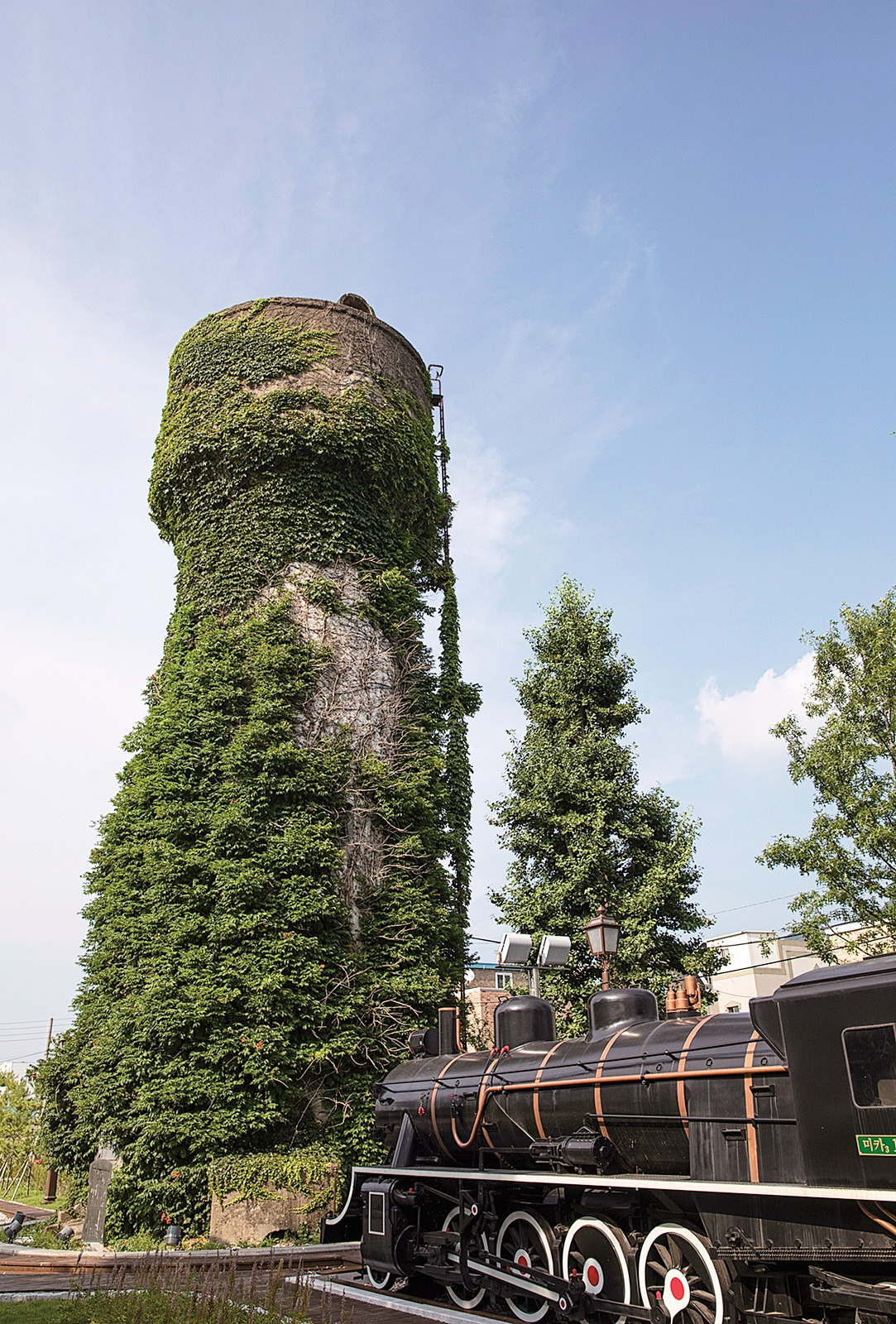 등록문화재로 지정된 연천역의 급수탑. 증기 기관차에 물을 공급하던 시설이다(1).jpg