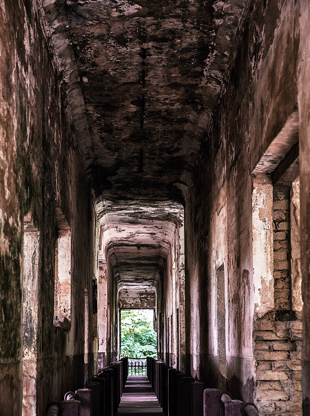 노동당사의 1층은 각 방의 골격이 남아있다(1).jpg