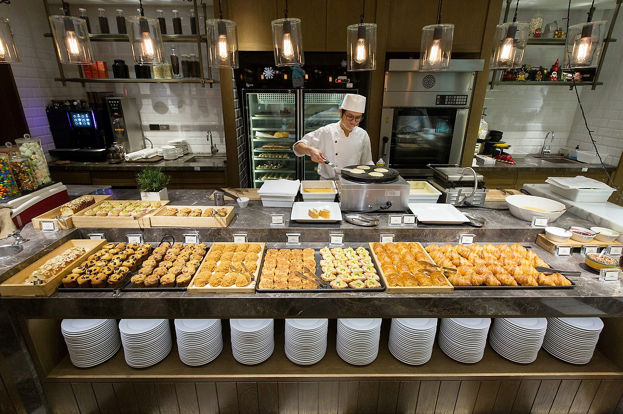 Cafe - Dessert Station with Chef.jpg