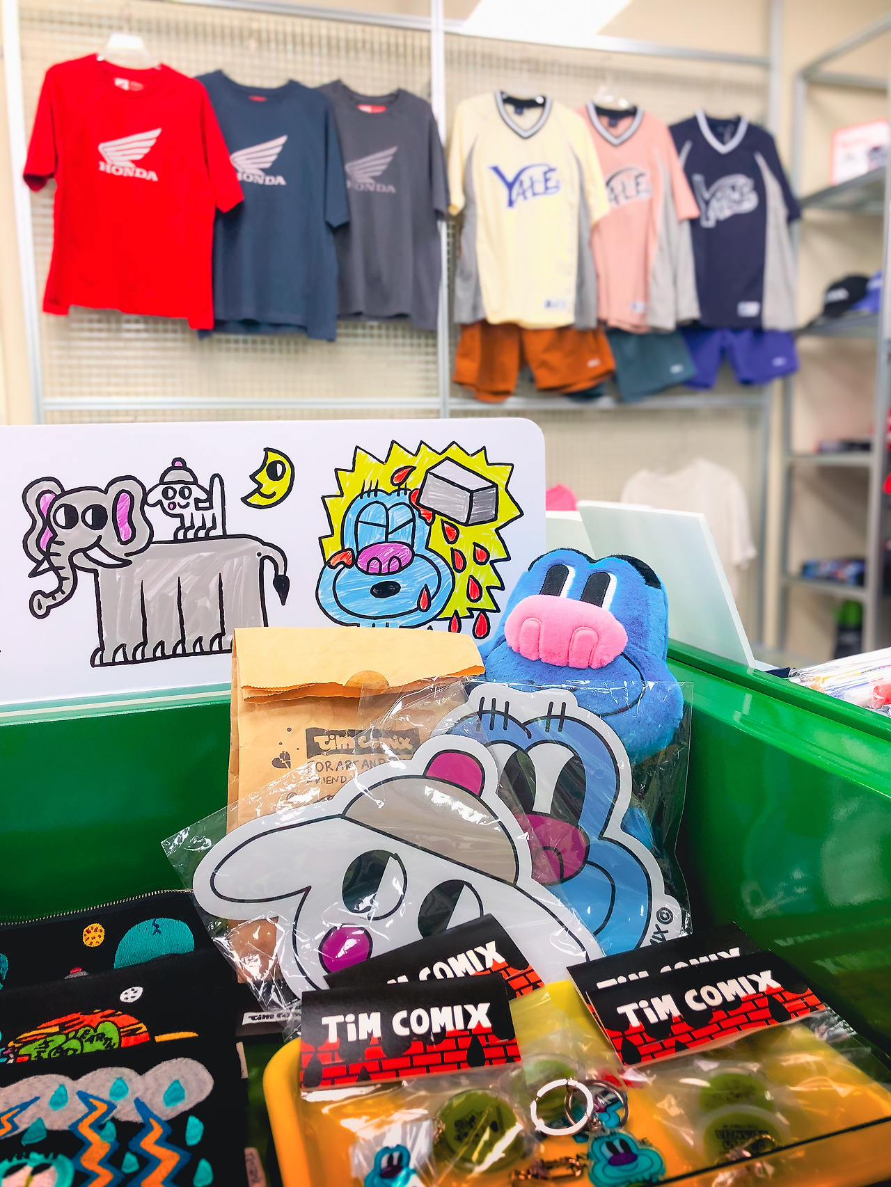 PHYPS MART_팀 코믹스 외계인 인형과 전시된 블록코어 제품들.jpg