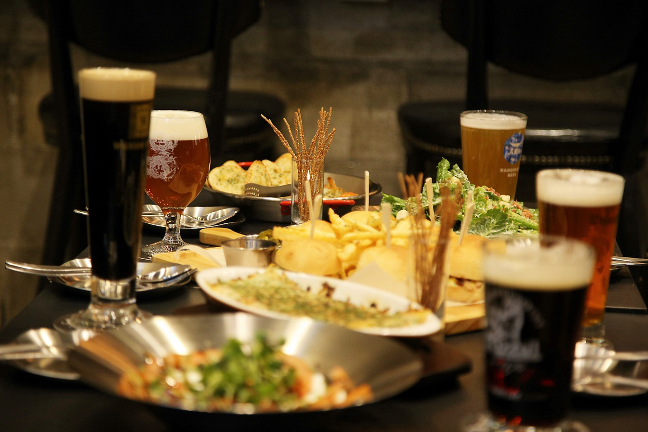 맥주와 요리사진.jpg