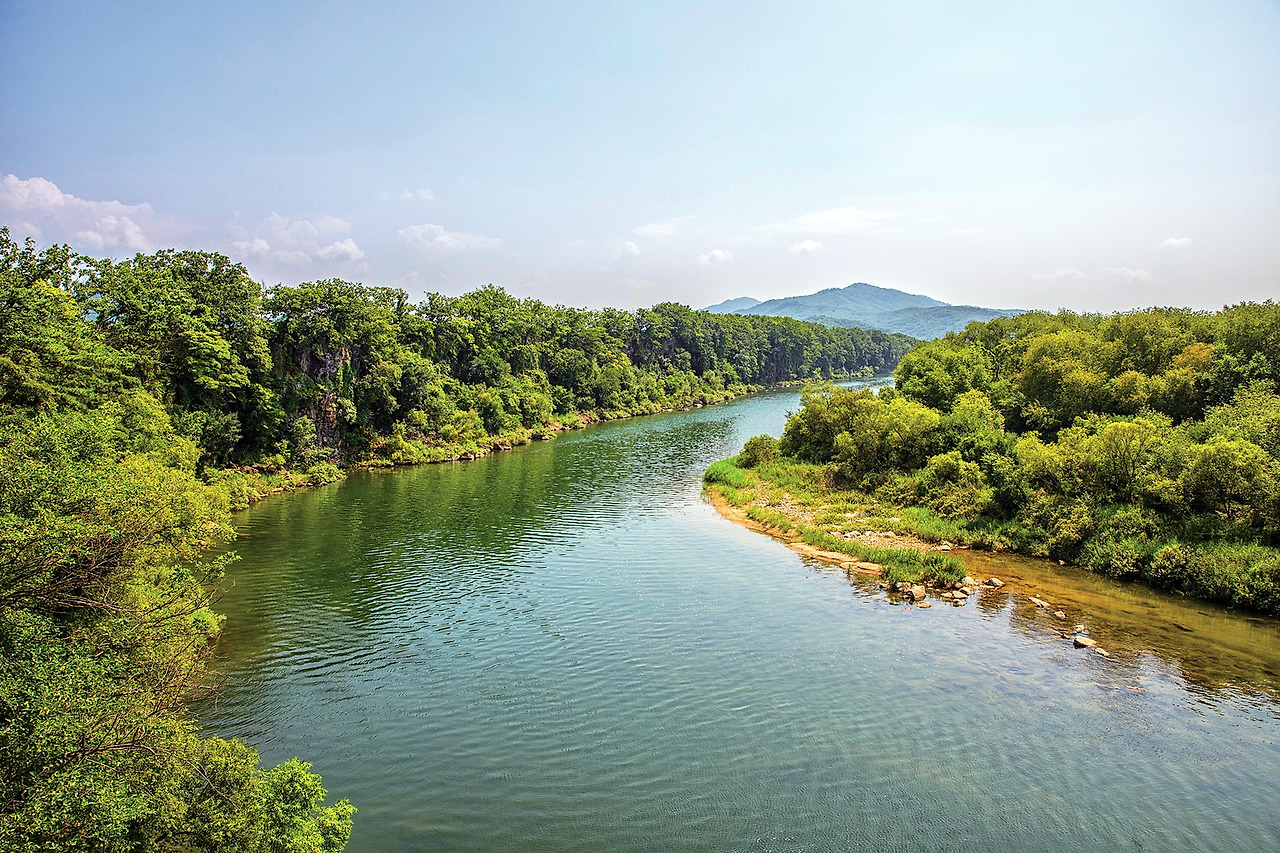 강원도 평강군에서 발원해 철원군을 거쳐 임진강과 합류한다. 총 길이 136km의 한탄천.jpg