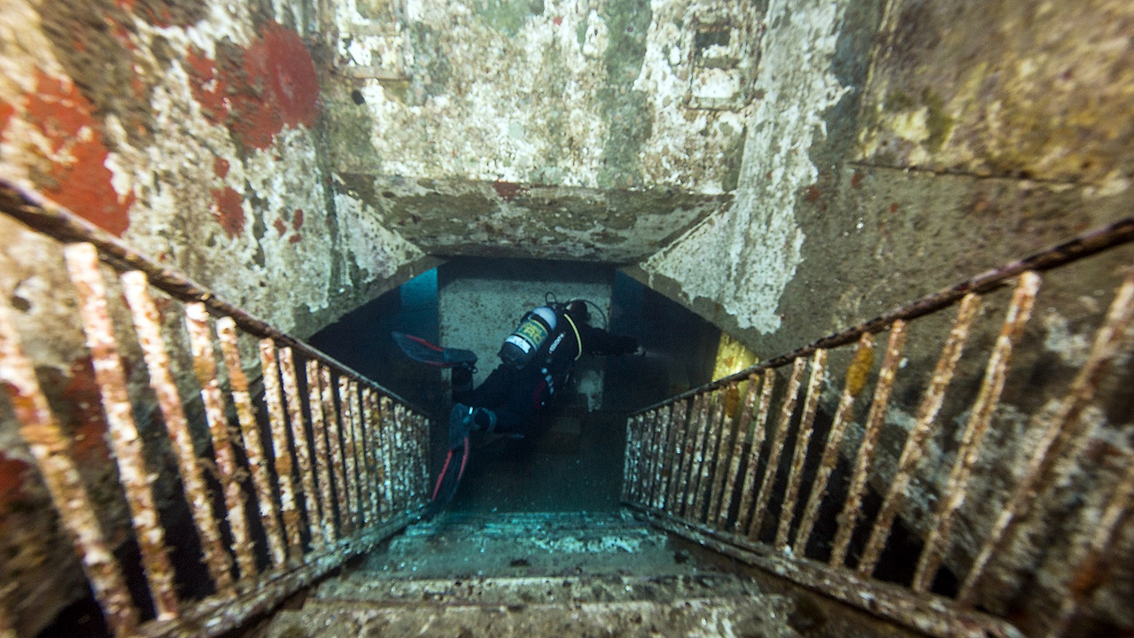 01_몰타수중_난파선 내부.jpg