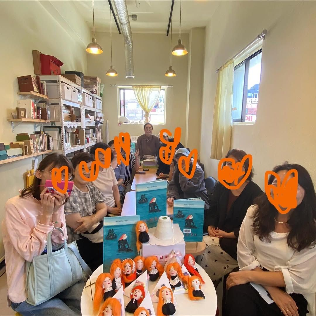 ‘인형작가 남정희 전시 세번째이야기 그래서, 나비’전시연계프로그램 아나의호수 바느질토크가 있었어요. . #아니의호수 #키티크라우더 #논장 .새벽 루틴으로 인형을 만들고 있.jpg