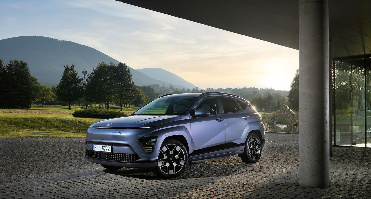 2023-autobild-kona-electric-comptest1.jpg