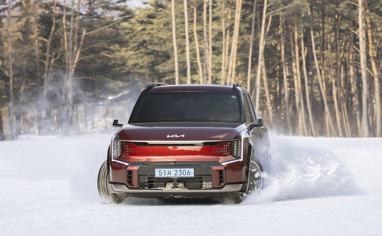 2025-kia-ev9-winter-drone1.jpg