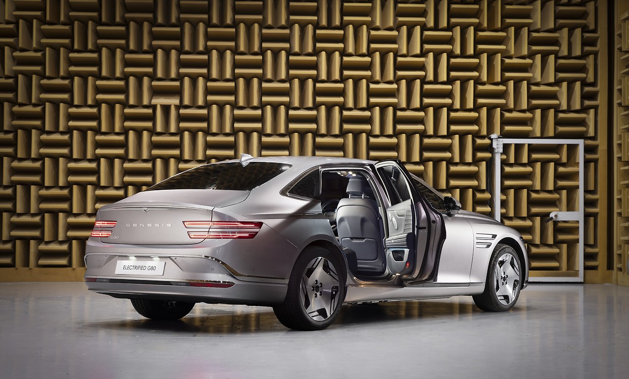 2024-genesis-g80ev-rhnvh-interview1.jpg