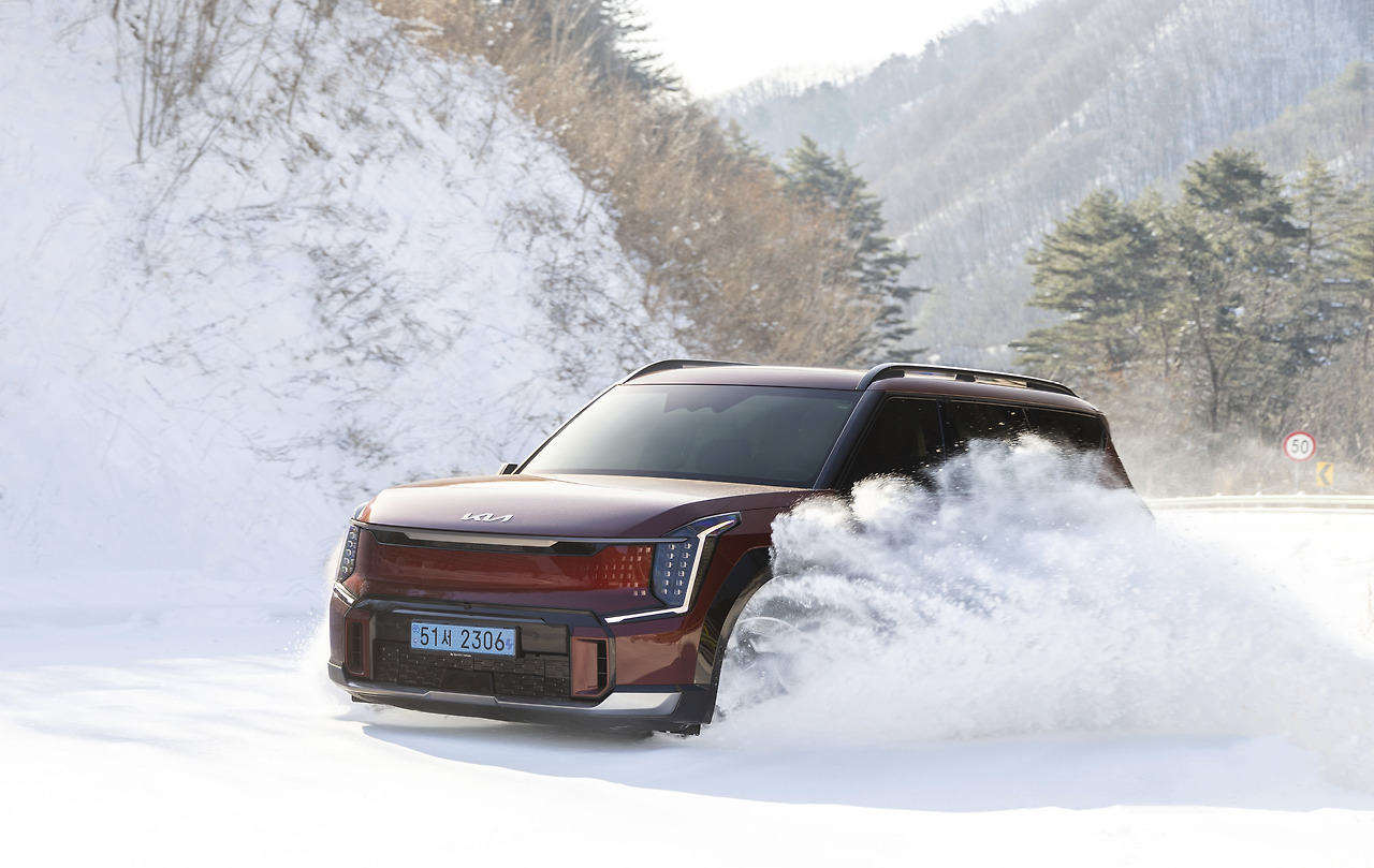2025-kia-ev9-winter-drone10.jpg