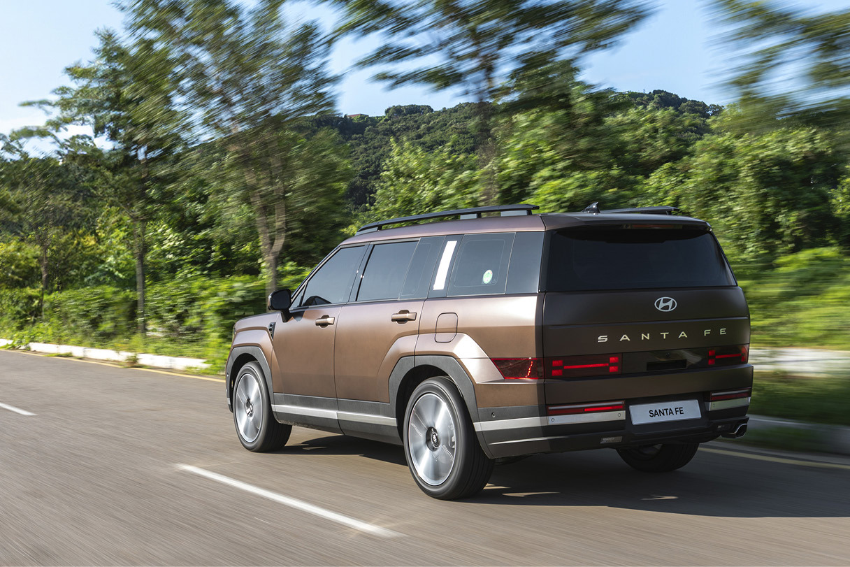 2023-hyundai-5th-santafe-driving16.jpg