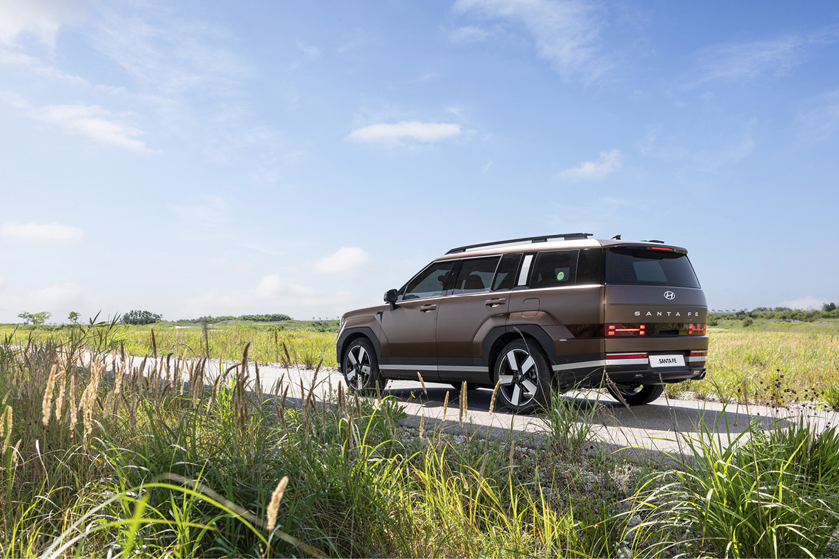 2023-hyundai-5th-santafe-driving3.jpg