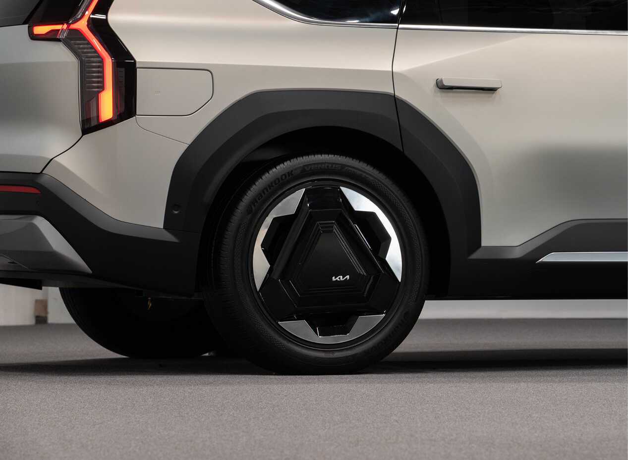 2023-kia-ev9-ex-designer-interview10.jpg