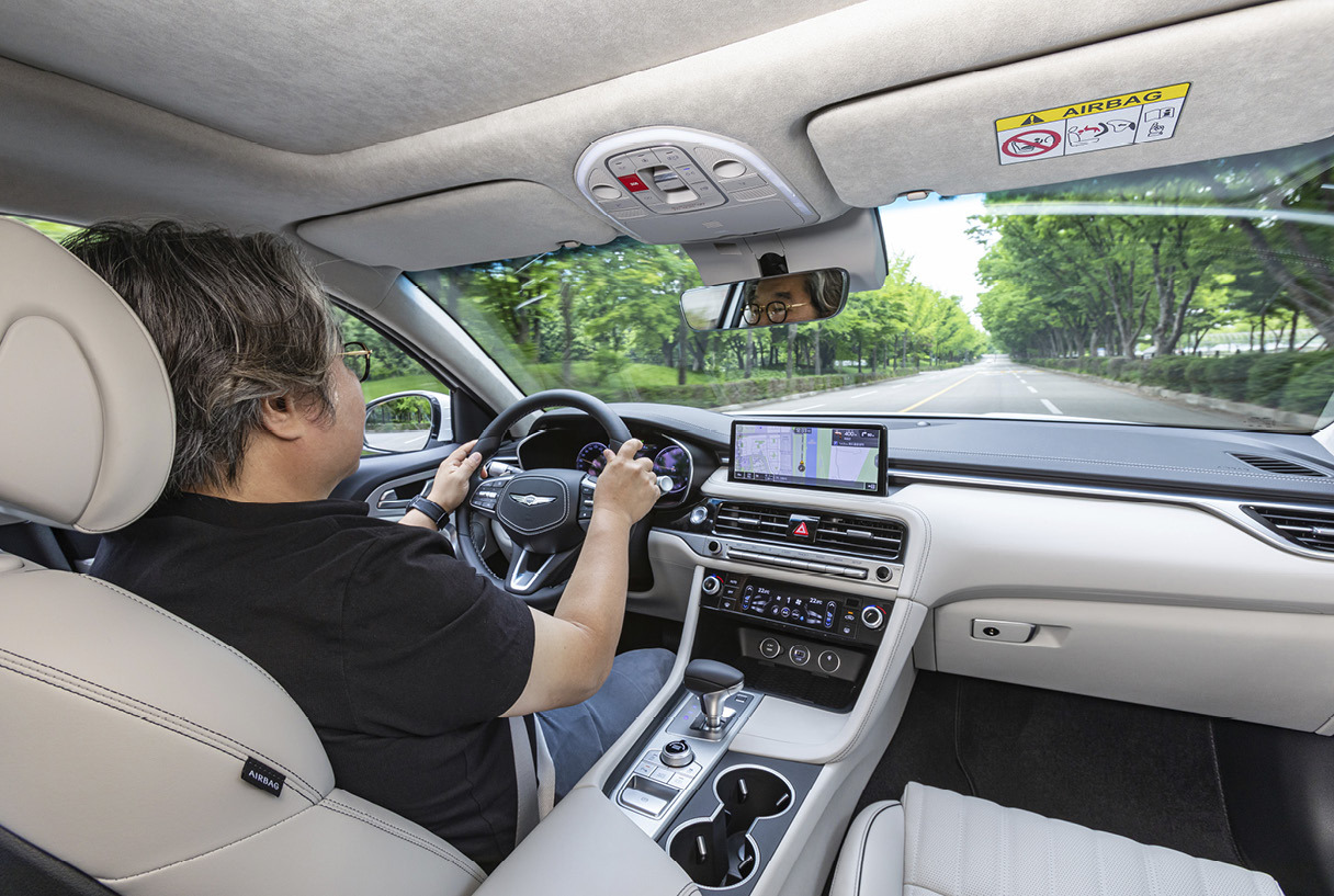 2023-genesis-g70-3columnist-drive3.jpg