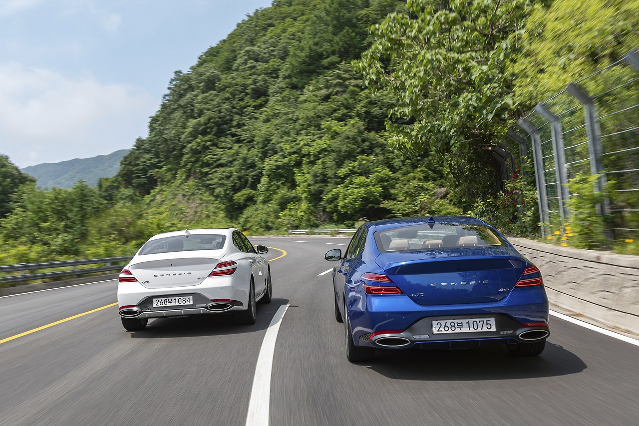 2023-genesis-g70-3columnist-drive12.jpg