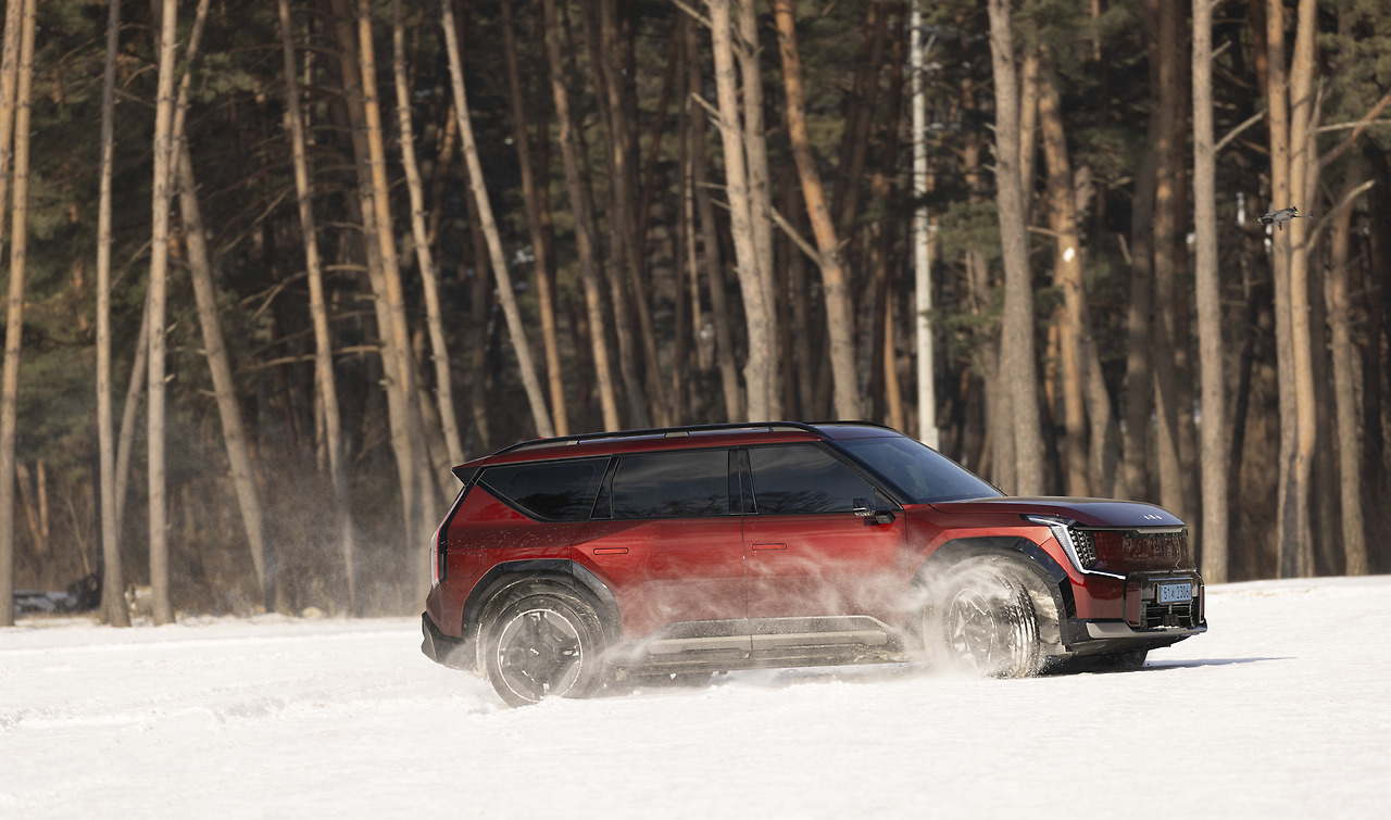 2025-kia-ev9-winter-drone14.jpg