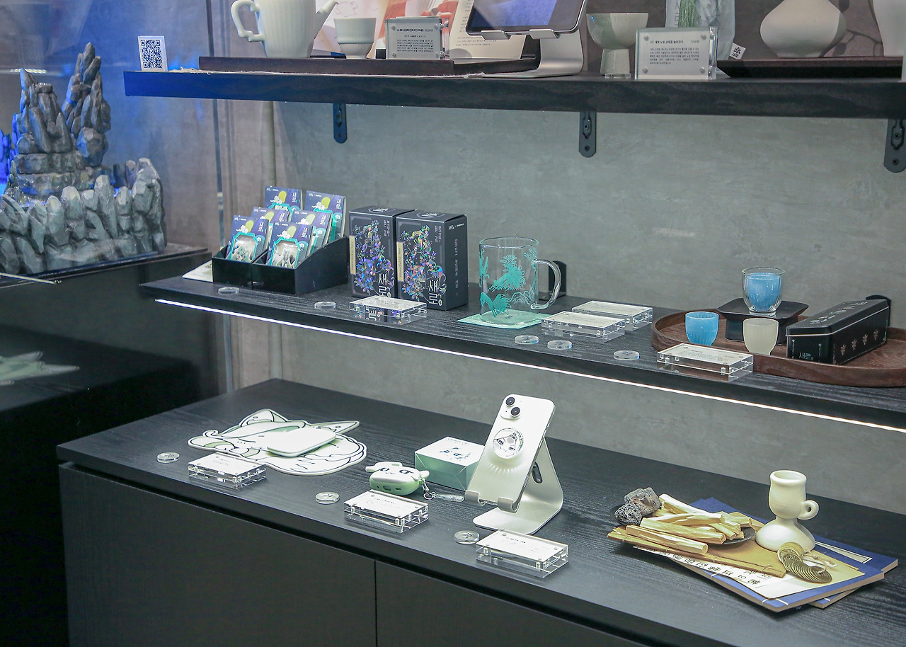 굿즈 전시 존.jpg