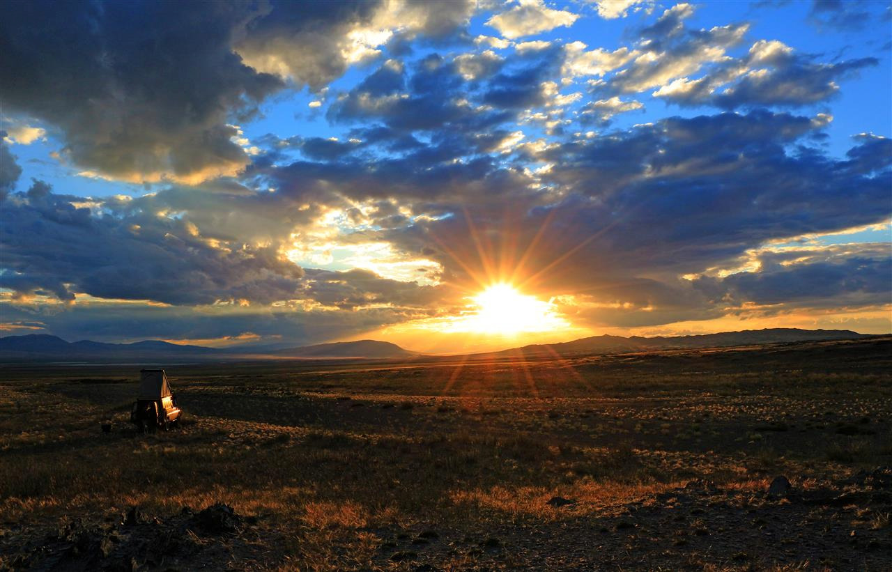 sonnenuntergang-in-der-gobi-mongolei (1).jpg