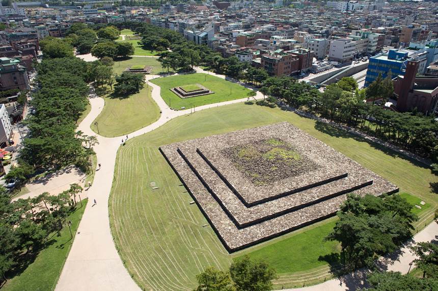 백제 석촌동 고분.jpg