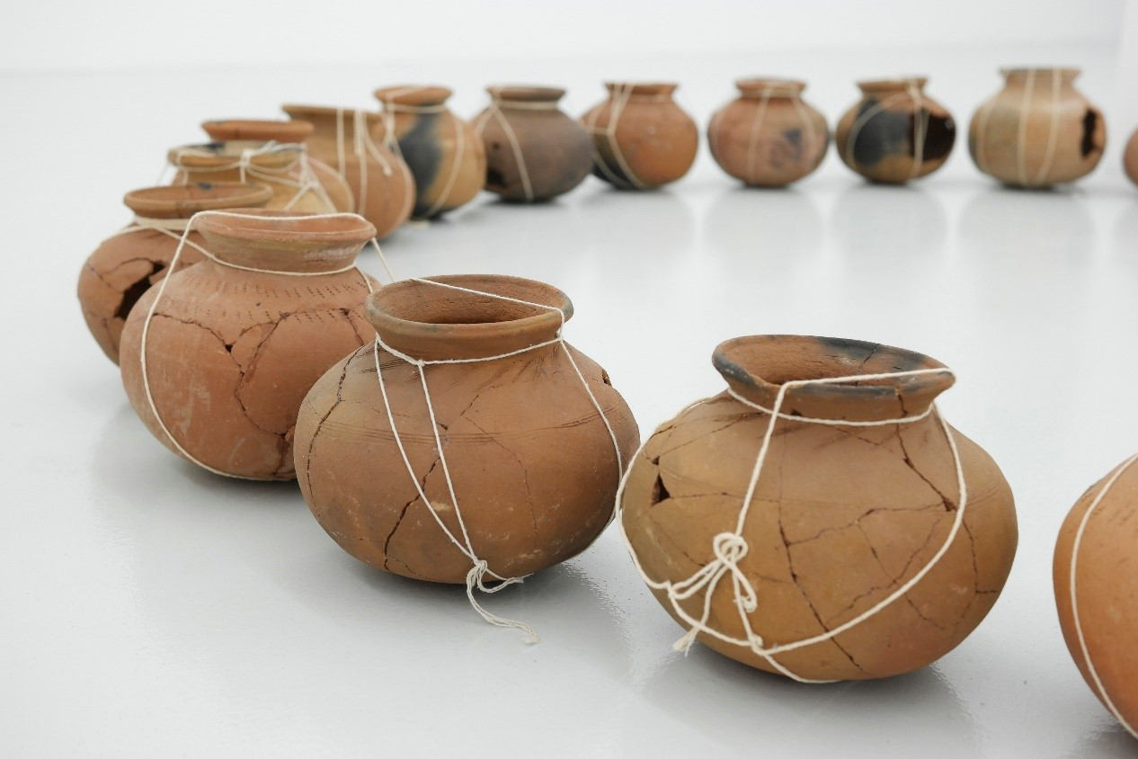 에이미 리 샌포드, 무한한 호, 문화전당로, 2024, 캄퐁치낭 지방 흙, 레진, 실, 풀, 각 20×18cm.jpg