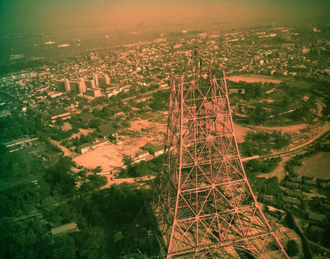 공사중인 도쿄타워 주간이코노미스트.jpg