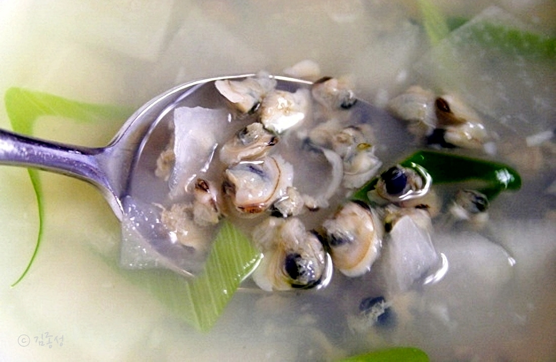 사진11. 새끼 손톱만한 귀여운 조개가 들어가는 재첩국.jpg