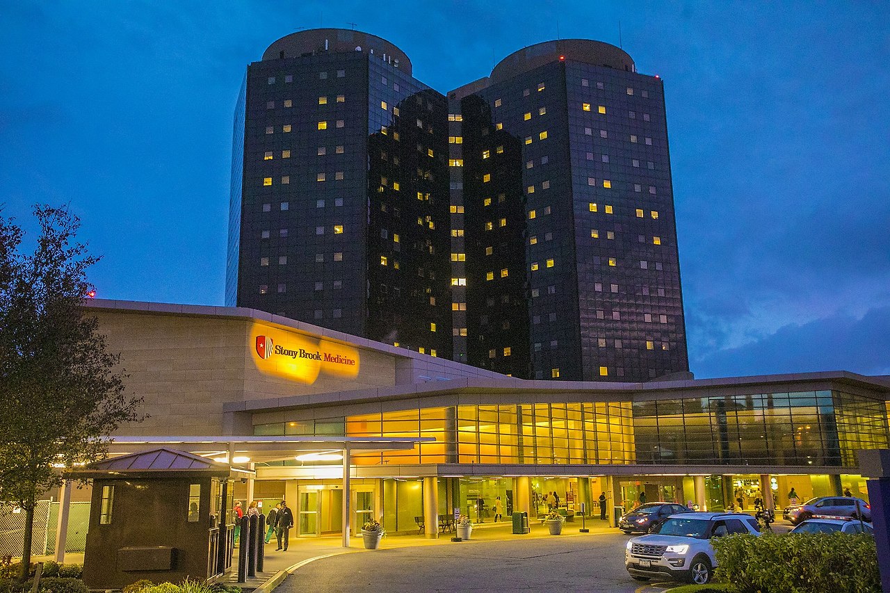 1920px-Stony_Brook_Hospital.jpg