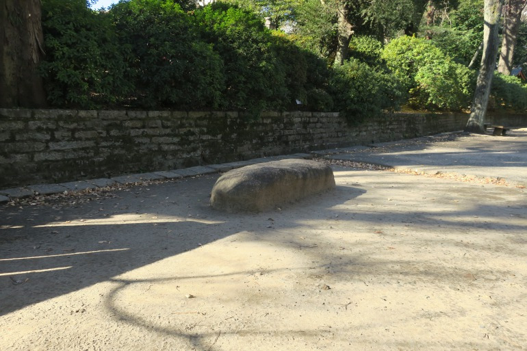 Nezu-Shrine-Writer%27s-Meeting-Stone.jpg