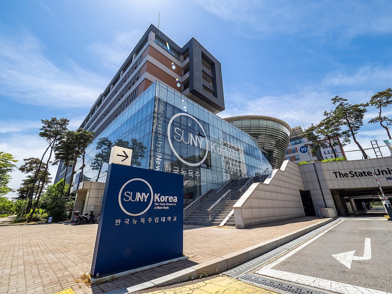 1920px-SUNY_Korea_Building_White_Logo_Blue_Signage.jpg