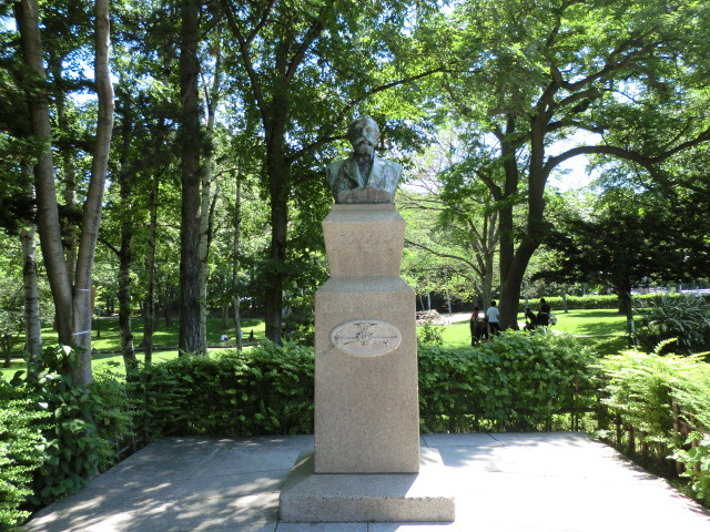 Bronze_sculpture_of_Clark_in_Hokkaido_University.jpg