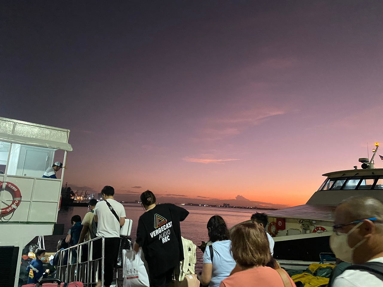 탁빌라란 항구가는 세부 페리.jpg