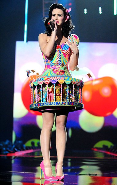 6nov2008-5-katy-perry-outrageous-fashion-600.jpg