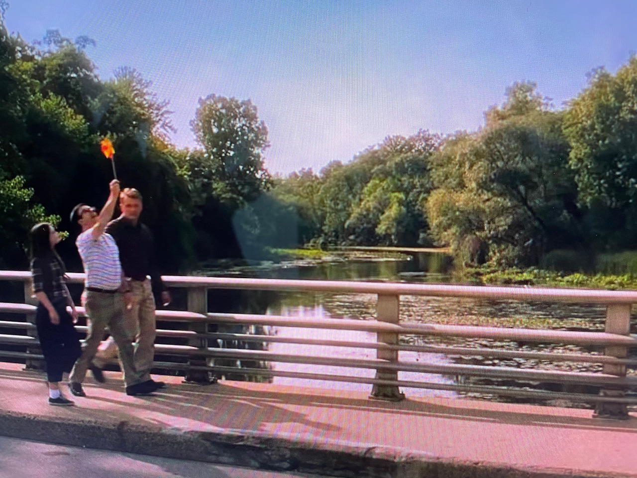 다니엘 강가산책장면.jpg