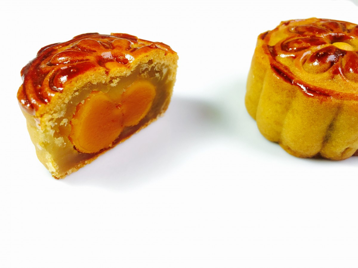 the_mid_autumn_festival_moon_cakes_egg_yolk_moon_cake-479757.jpg