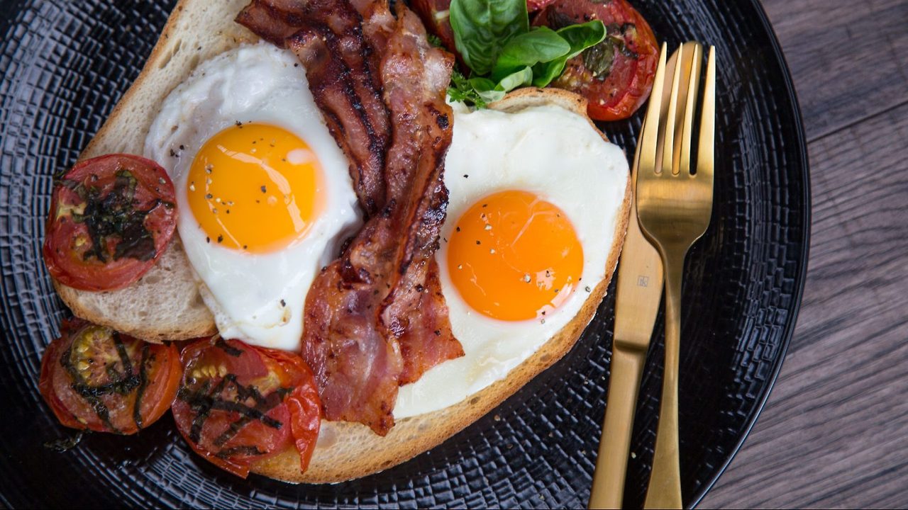 Breakfast-Tomatoes-with-Bacon-Eggs--e1631842410791.jpg