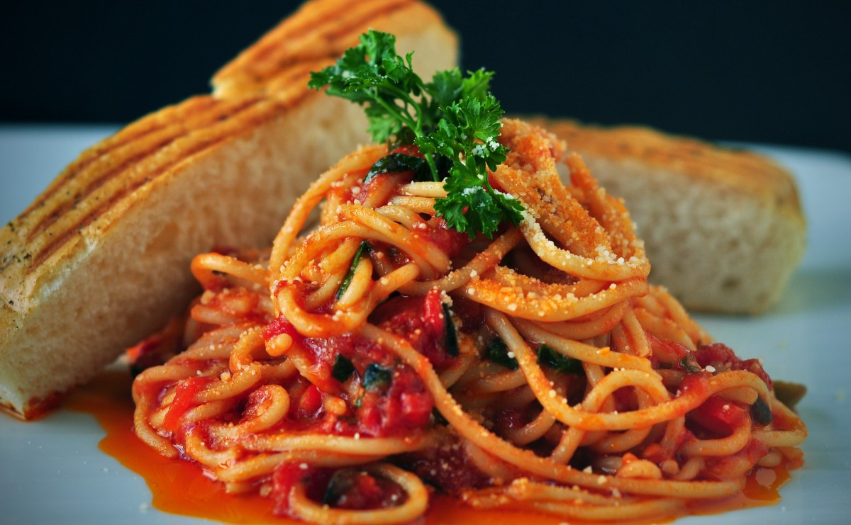 pasta_spaghetti_italian_food_tomato_sauce_bread_antipasti-1104273.jpg