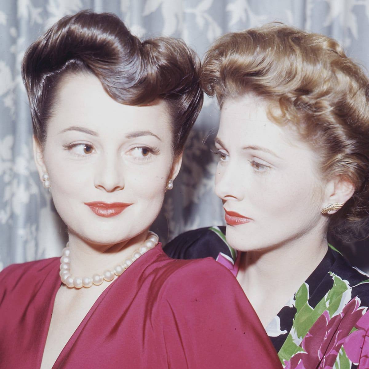 olivia-de-havilland-left-with-her-sister-actress-joan-fontaine-circa-1945-photo-by-silver-screen-collection_getty-images.jpg