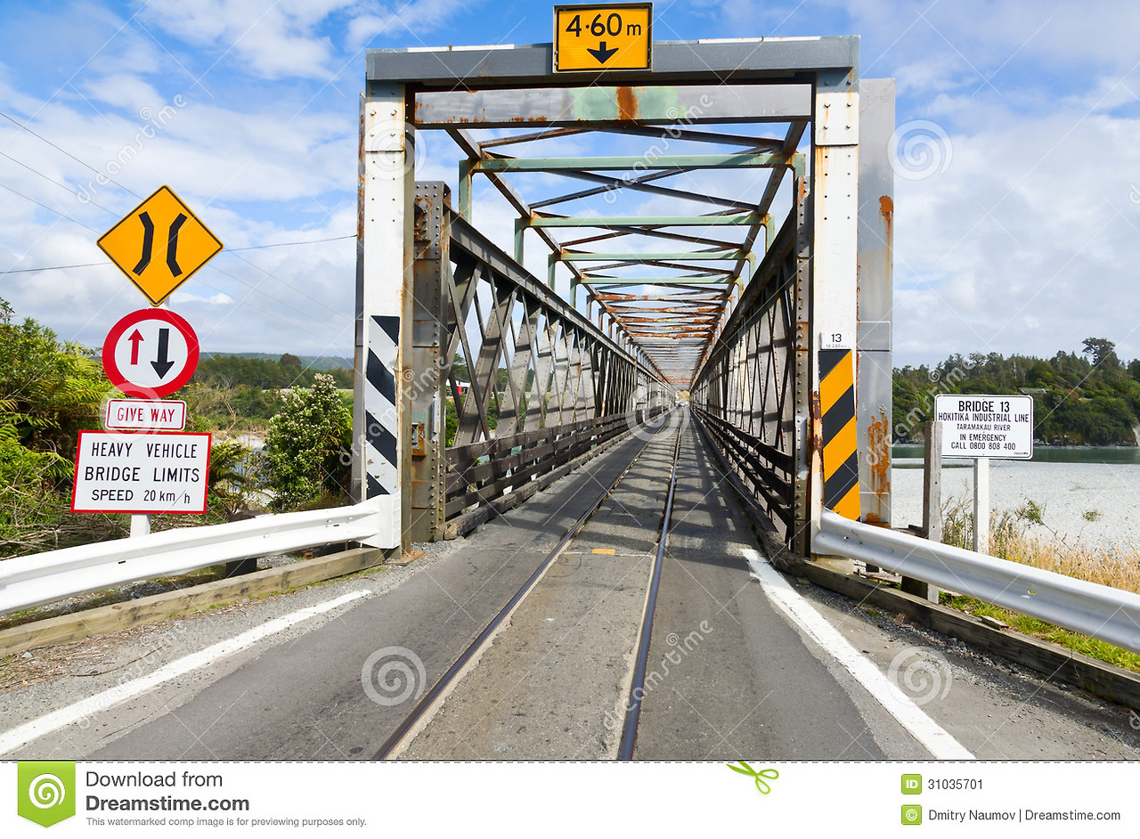 road-rail-bridge-combined-one-lane-hokitika-new-zealand-31035701.jpg