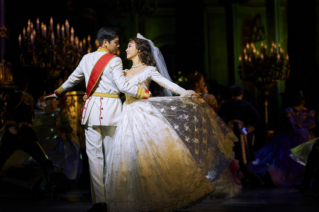 [2018 엘리자벳] 그녀는 여기 어울리지 않아_옥주현 손준호_EMK제공.jpg