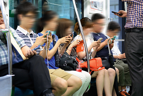 대중교통서_휴대폰만_만지작.jpg